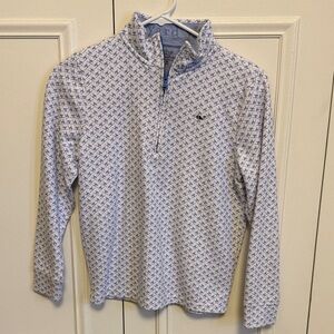Vineyard Vines quarter zip with skiers. Blue and white.